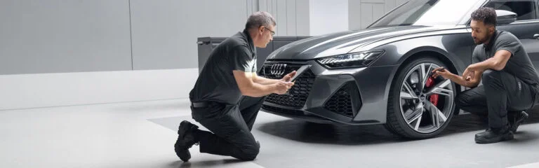 2 tecnici audi controllano la vettura